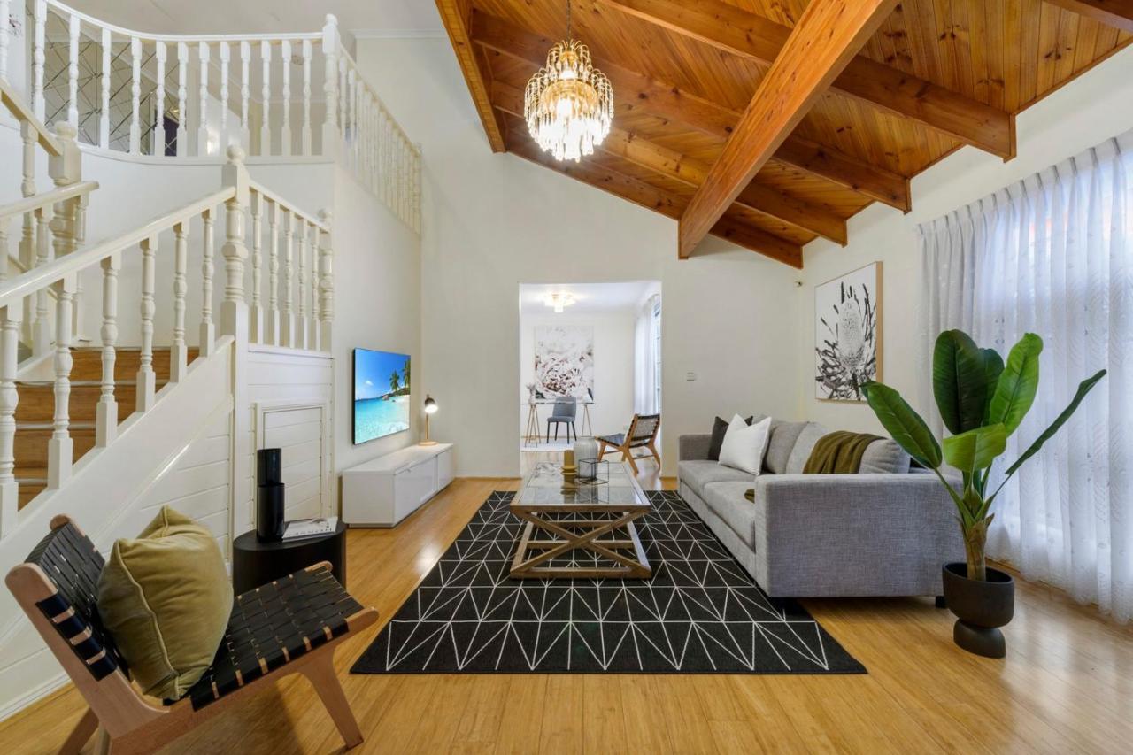 Homestay 12 Mins To Mel Airport-good Wood House